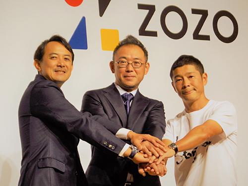 資本業務提携を発表したヤフーの川邊健太郎社長（写真左）とゾゾの澤田宏太郎社長（同中）、前澤友作前社長